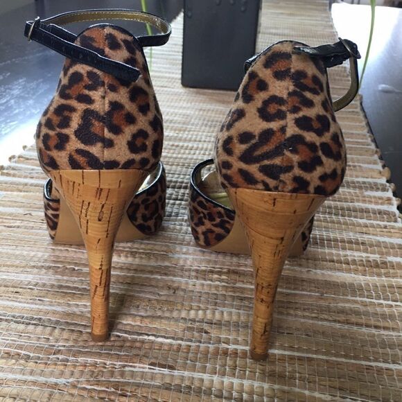 Guess leopard peep toe pumps . Size 8.5 - Picture 2 of 3
